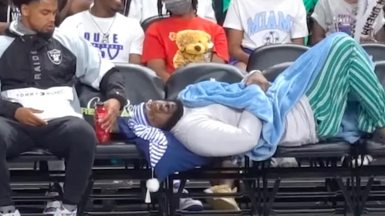 Un Youtuber machista que fingía dormir durante los partidos de baloncesto femeninos es expulsado de la NBA