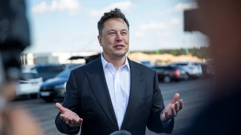 ¿Elon Musk vendiendo criptomonedas en pleno eclipse solar? Así funcionaba esta nueva estafa en YouTube