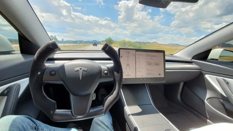 Si tienes un Tesla Model 3 o Model Y más te vale llevar cuidado con el volante