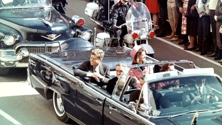 ¿Estuvo la Coca-Cola tras la muerte de JFK? Las teorías más locas de su asesinato