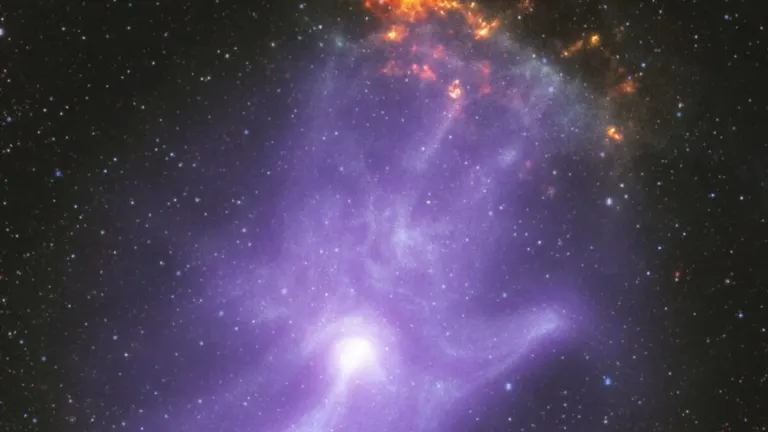 La NASA muestra las imágenes de una gigantesca mano cósmica fantasmal