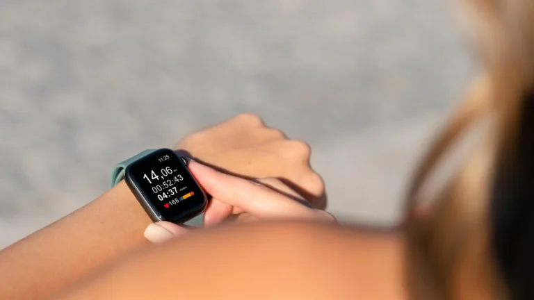 El reloj inteligente más vendido de Amazon solo cuesta 30 euros y es perfecto para cualquier actividad física