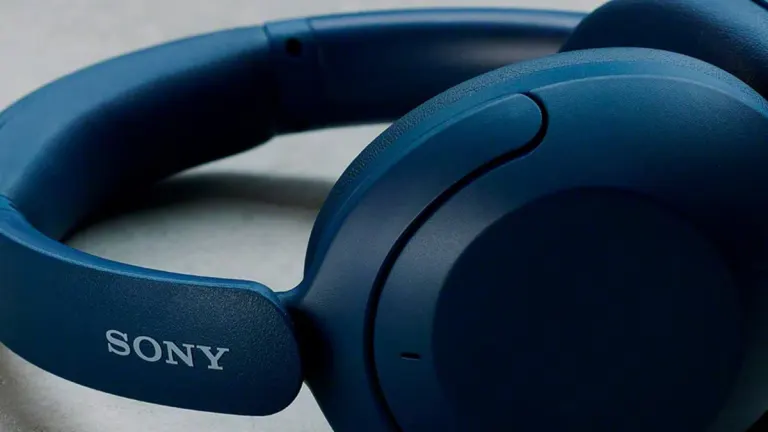 Con una rebaja cercana a los 80 euros y una gran autonomía, ahora puedes hacerte con estos auriculares Bluetooth de Sony
