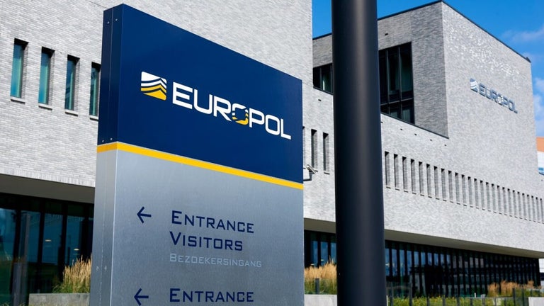 Europol desarticula una p…