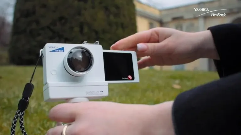 This is the smallest mirrorless camera looks like this