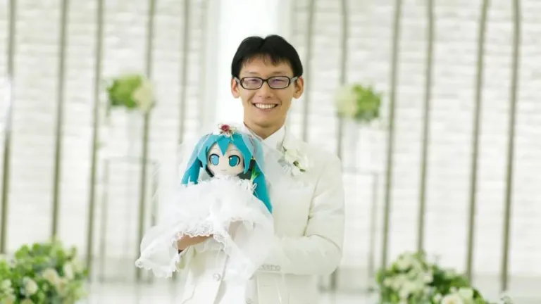 The man who married Hatsune Miku becomes the world’s first hologram widower