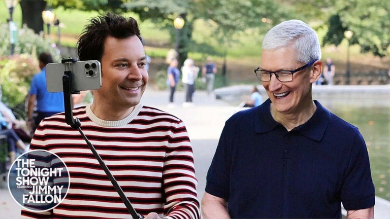 Tim Cook and Jimmy Fallon stroll through New York talking about… hot dogs?