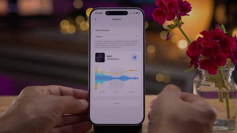 Apple updates AirPods wit…