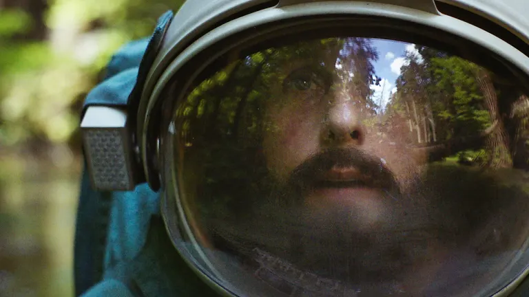 Der Science-Fiction-Film von Adam Sandler ist bereits auf Netflix angekommen, und die Kritiker sind sich nicht einig