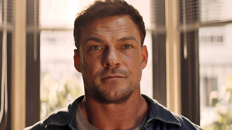 Alan Ritchson s’éloigne d…
