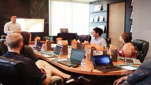 Cómo crear una reunión en…