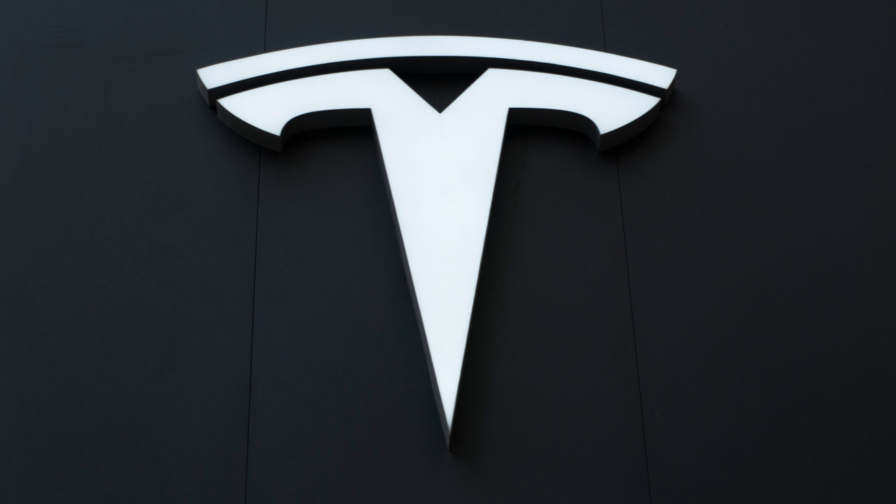 Tesla to show off new sel…