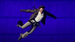 Tom Cruise surprises the world with his incredible jump at the Olympic Games.
