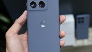 Image of article: Motorola rolls out Androi…