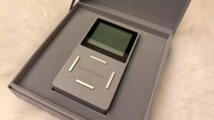 Balenciaga lance une console portable avec un seul jeu, et les riches meurent d'envie de l'avoir