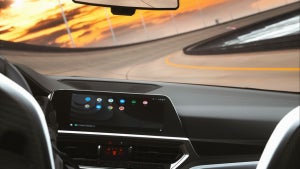 Image de l’article : Android Auto adopte une n…