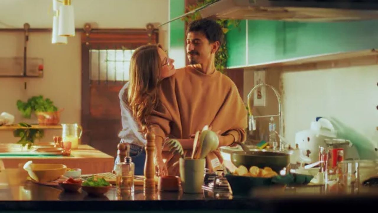 Por fin una empresa se fija en los jóvenes solteros que no ligan para su nueva campaña de marketing