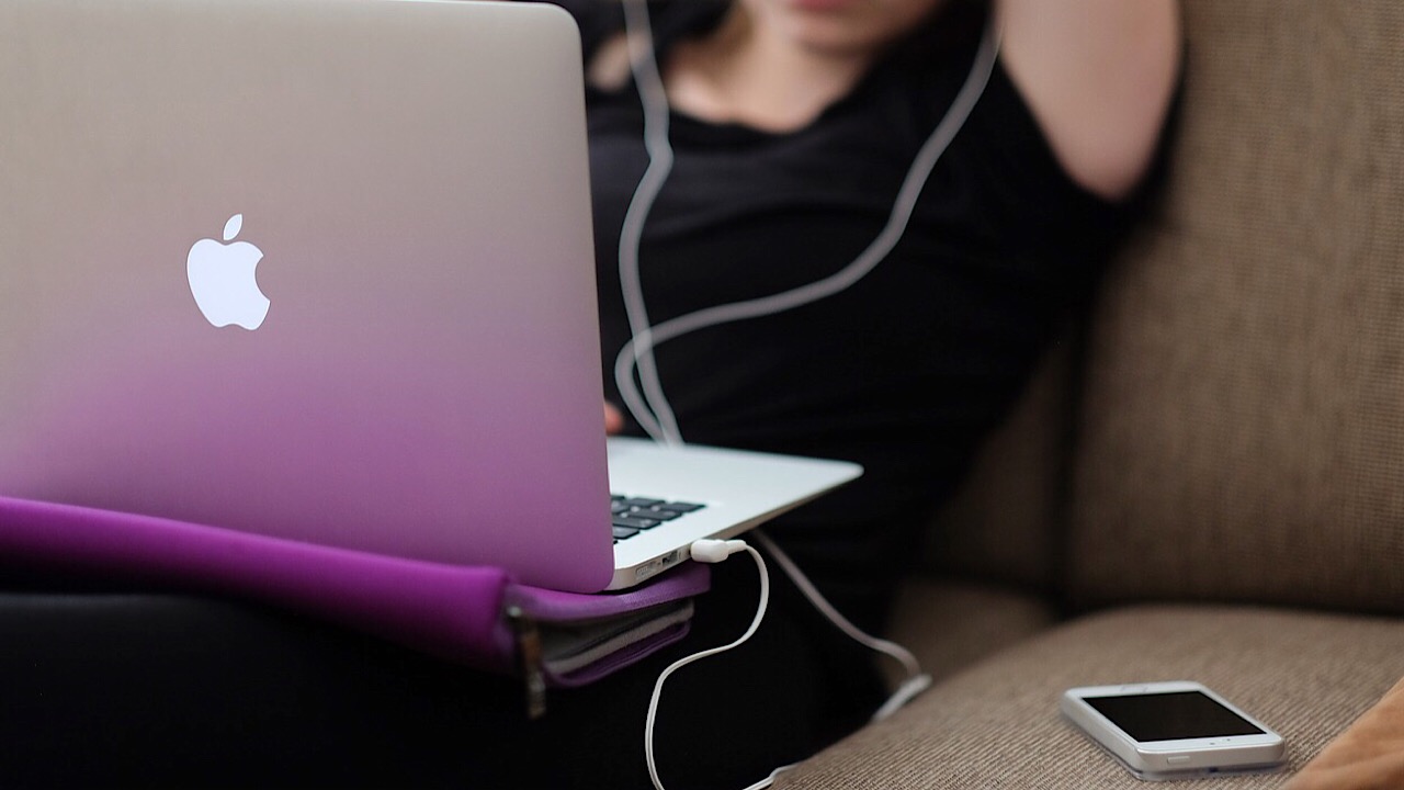 Apple brings contactless ID to college students