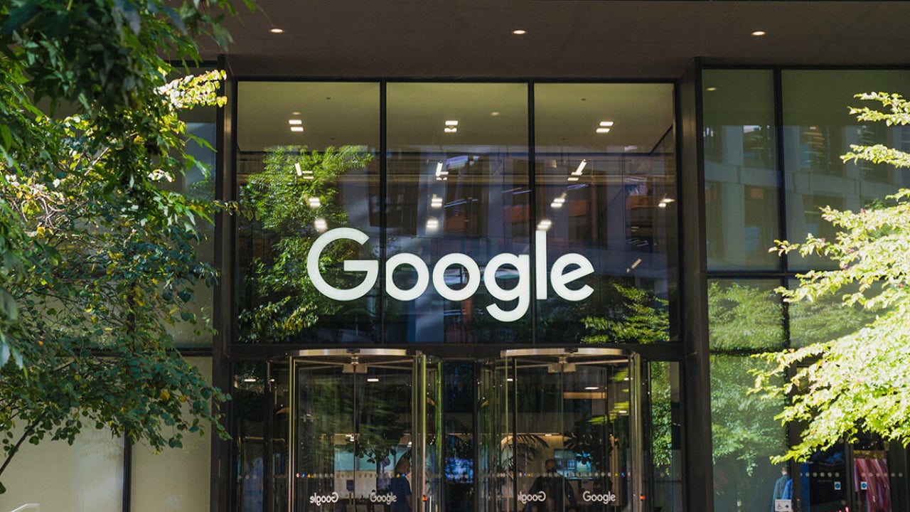 Google vs. ChatGPT: the battle for the reign of the virtual assistants is about to begin