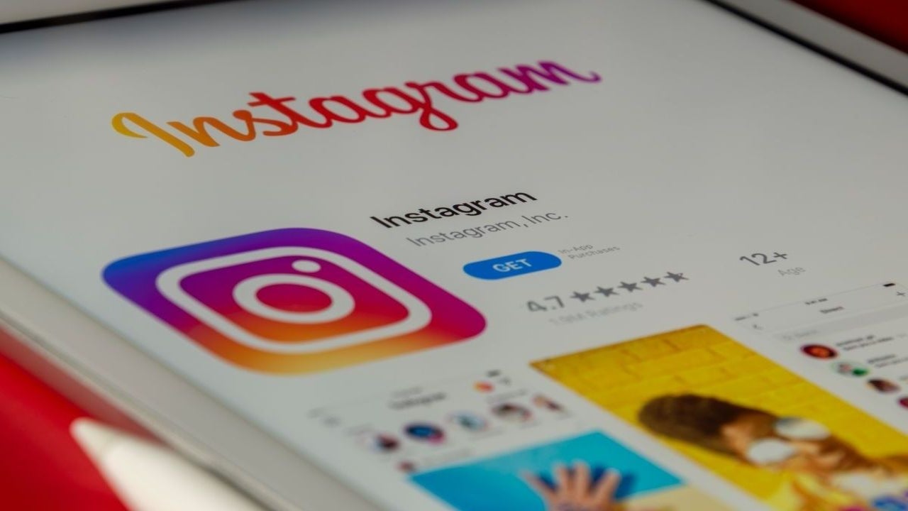 Check out this latest Instagram sticker feature - Softonic