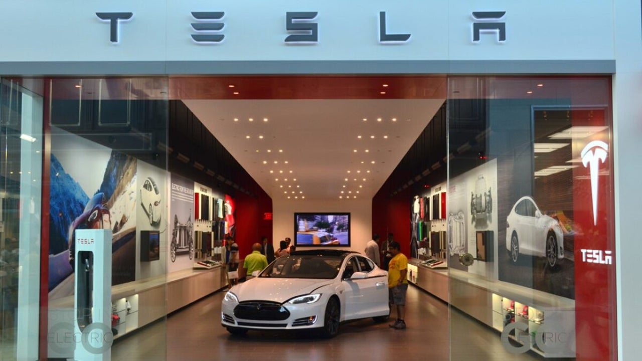 Tesla dealerships are once again the center of attacks against Elon Musk