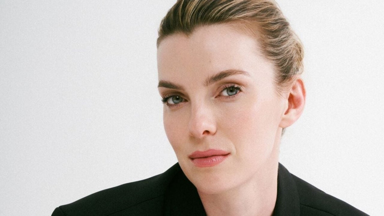 Betty Gilpin and Jennifer Lopez will be part of the cast of this Netflix romantic comedy