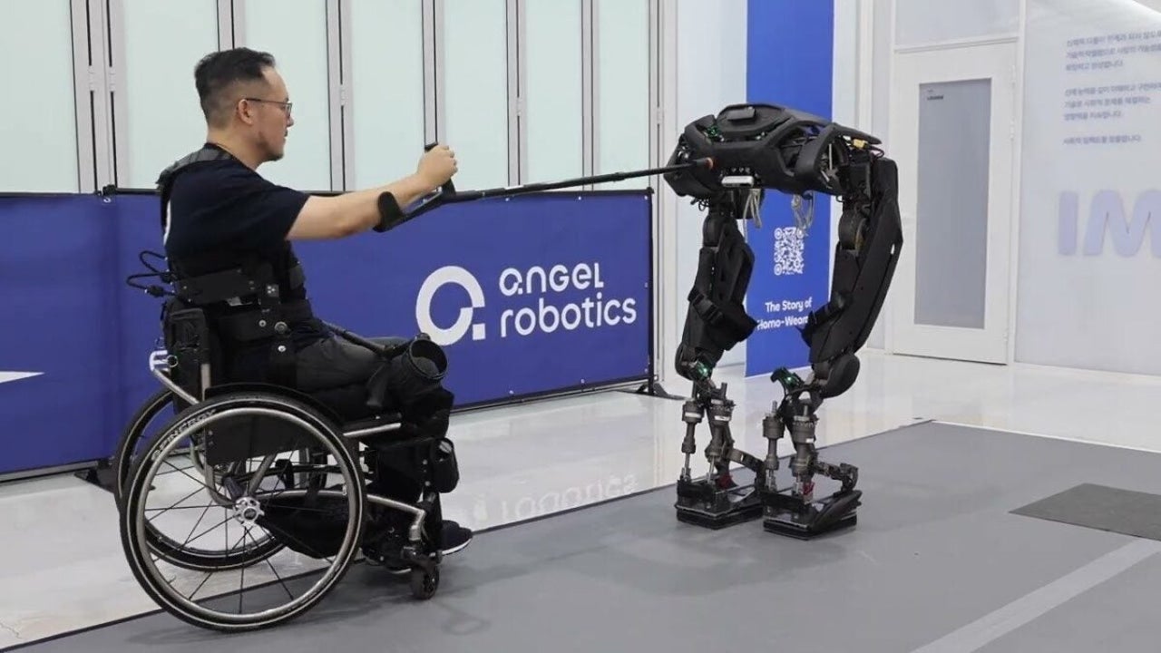 Ce n'est pas Iron-Man, mais presque : cet impressionnant exosquelette permet aux personnes paraplégiques de marcher