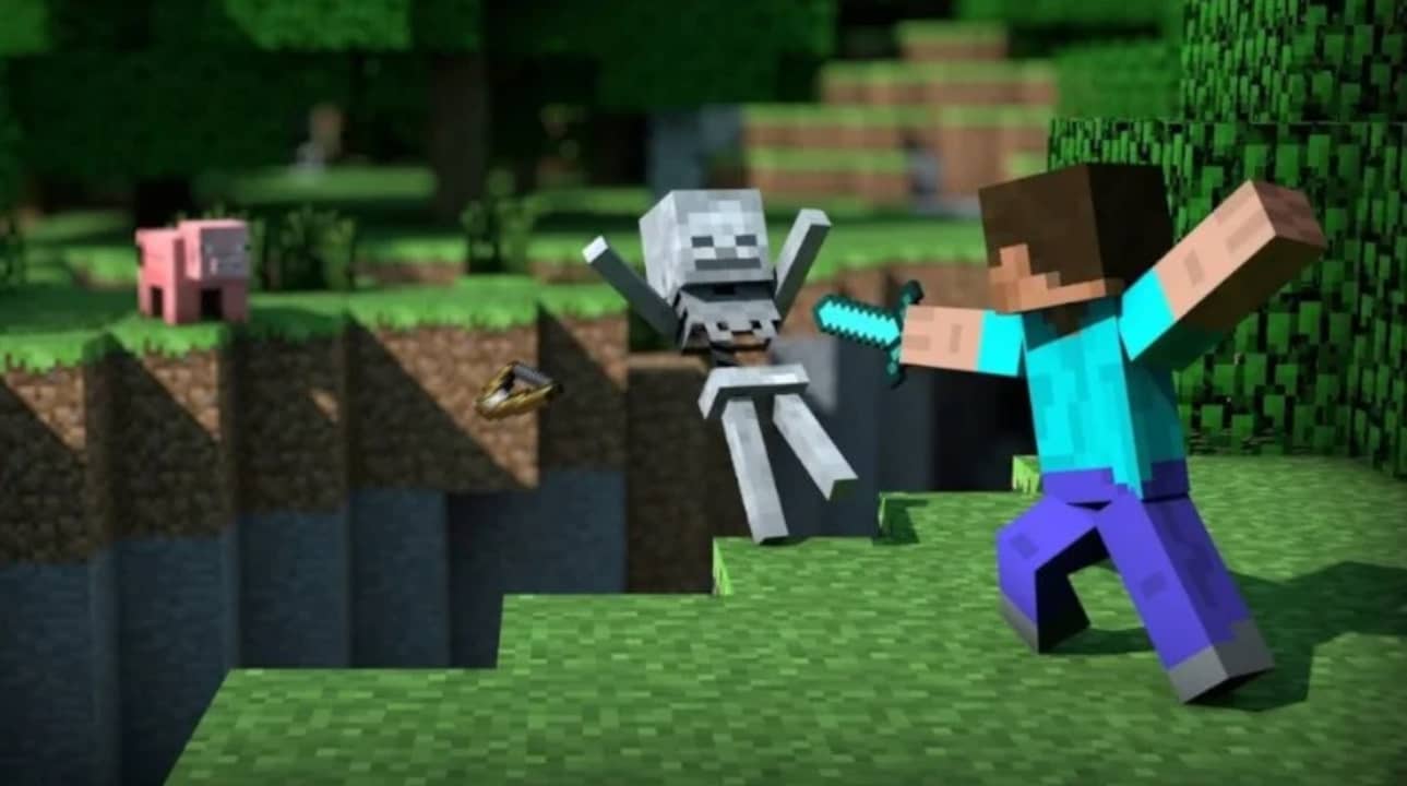 Atacando a un esqueleto en Minecraft
