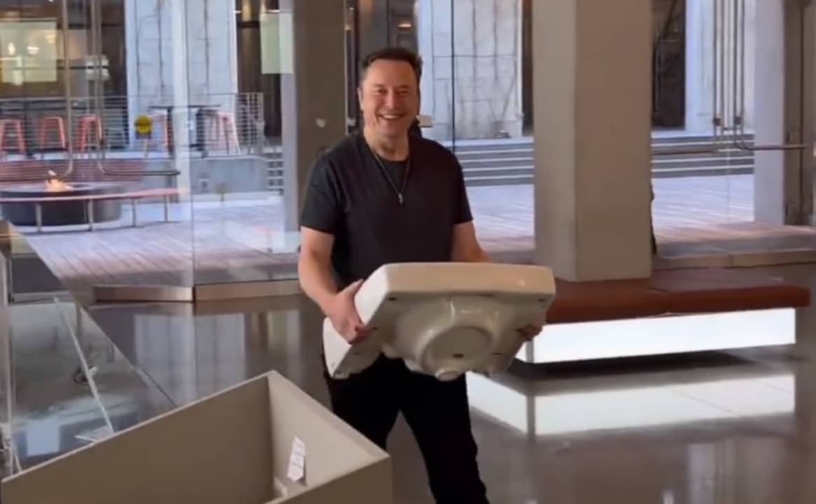 Elon Musk llega a Twitter con un lavabo