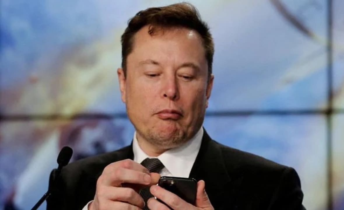 Elon Musk con teléfono móvil
