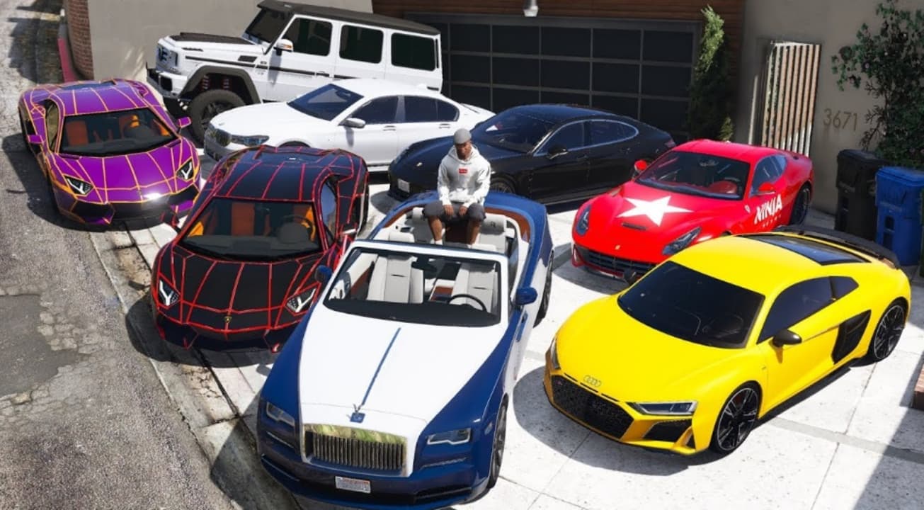 Franklin con un garaje lleno de coches en GTA V