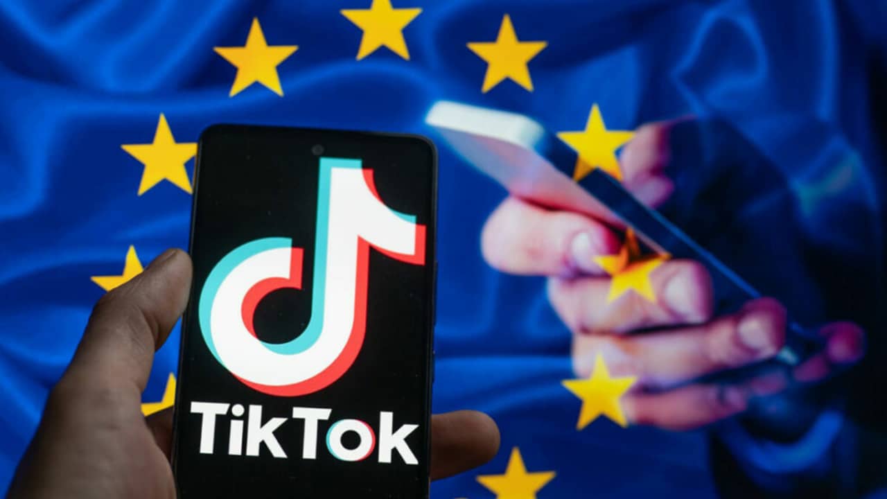 Bandera de la Unión Europea y móvil con el símbolo de TikTok