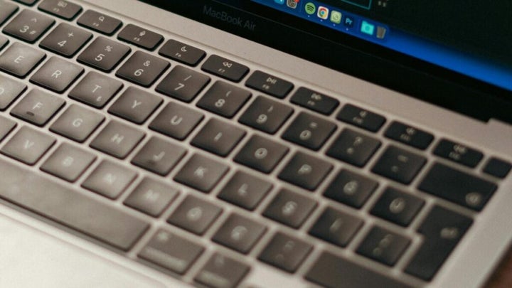 Solo $11,999 por el MacBook Air con chip M1, 256 GB y casi 18 horas de ...